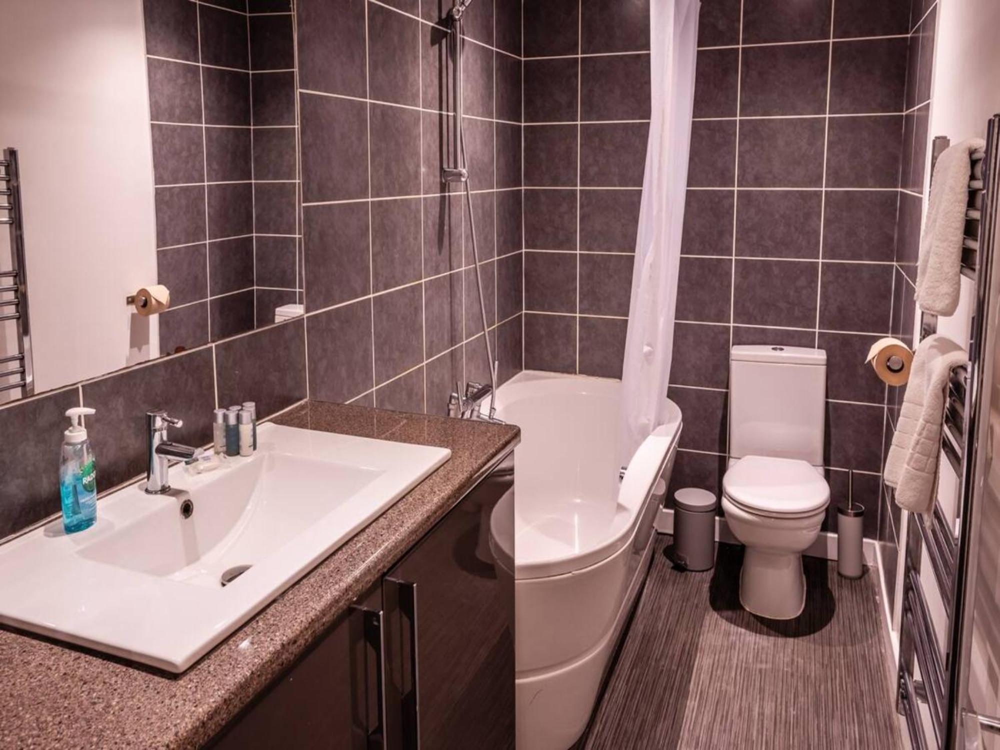 בורנמות' Newly Renovated Ideally Situated 2 Bedroom Flat מראה חיצוני תמונה